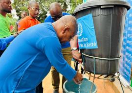Demonstration de friction et de lavage des mains par le Ministre