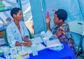 Une femme en consultation prénatale au site de réfugiés de Cishemere