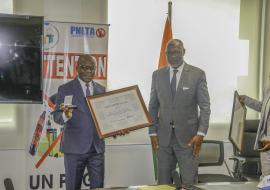 Remise du certificat honorifique du PNLTA au Ministre de la Santé (à gauche), par le Représentant résident de l'OMS (à droite) Remise du certificat honorifique du PNLTA au Ministre de la Santé (à gauche), par le Représentant résident de l'OMS (à droite)