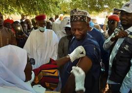 Administration du vaccin à un homme de la localité de Madaoua