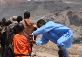 Dans l’ancienne mine à ciel ouvert de Tilwezembe, province du Lualaba (sud-est de RDC), des mineurs artisanaux reçoivent le vaccin contre la fièvre jaune, dans le cadre d’une campagne préventive. OMS/Vivian Nzabarinda