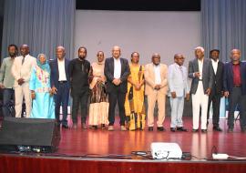 La Représentante de l'OMS au centre avec le Gouverneur de l'île de Ngazidja pendant la Photo des famille des organisateurs