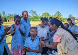 Séance de vaccination de jeunes filles en milieu scolaire