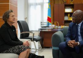 De gauche à droite : la Dre Anne Ancia, Représentante intérimaire de l’OMS en RDC, et le Dr Samuel Roger Kamba, Ministre de la Santé publique, Hygiène et Prévoyance sociale, lors de leur première rencontre officielle à l’Immeuble du Gouvernement à Kinshasa. Crédit photo : OMS/Joel Lumbala Mvita