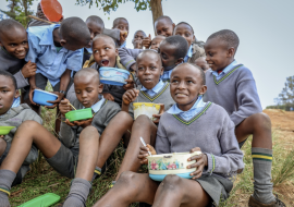School children eating lunch