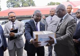 Le Représentant de l’OMS au Congo remettant symboliquement le lot d'équipements au Ministre de la Santé et de la Population