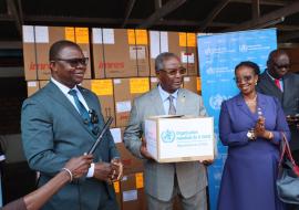 Le Représentant de l'OMS u congo remet officiellement le lot de médicaments au Ministre de la Santé et de la Population