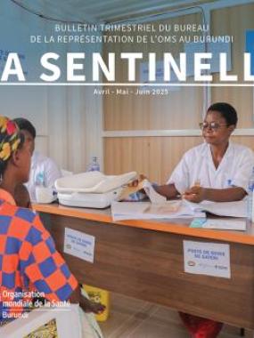 Une infirmière consulte un patient au site de déplacés de GATERI.