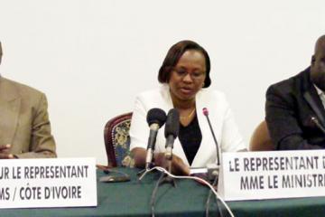 La représentante du Ministre a à ses côtés, le Représentant de l’OMS en Côte d’Ivoire (à gauche) et le représentant de MAP international (à droite)