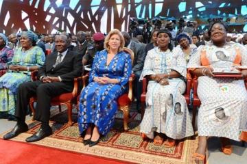 La premiere Dame Dominique Ouattara entouree par le Premier Ministre Duncan et la Ministre de la sante