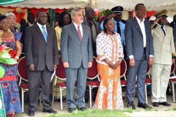Le Ministre ivoirien de la santé était entouré du Ministre de la jeunesse, des sports et loisirs et du Préfet de la région des Lagunes (à droite) et de l’Ambassadeur des E.U et du Représentant spécial adjoint pour la Côte d’Ivoire du Secrétaire Général des Nations Unies (à gauche)