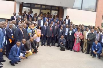 Photo du groupe comprenant les participants et les officiels lors de l'ouverture de la revue annuelle du secteur santé à Caritas Congo - photo OMS