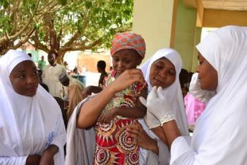Nigeria: WHO Field volunteers assisting during meningitis vaccination