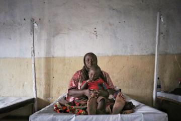 Benediction, suffering from Cholera, & his mother (GOMA), Photo: WHO/Savage S.