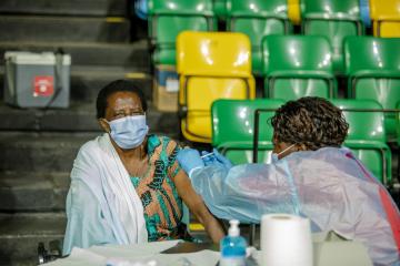 La COVID-19 pèse lourdement sur la santé des femmes