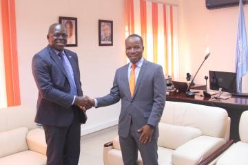Poignée de main entre (à gauche) Dr KONAN Kouamé Jean, Représentant p.i de l'OMS et Dr Richmond TIEMOKO Représentant de l’UNFPA au Bénin et assurant l’intérim de M. Salvator NIYONZIMA, Coordonnateur Résident du Système des Nations Unies (SNU) au Bénin