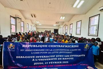 Photo de famille des participants au dialogue antitabac
