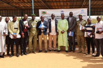 Photo de famille après la cérémonie de signature pour le don de gaz de butane