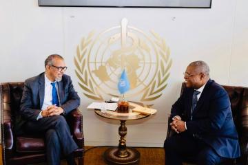 Le Dr Pierre Somse échange avec le DG de l’OMS en marge de l’AMS 2025.