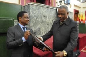 Honorable Ato Abadula Gemeda, Speaker of the House of Peoples' Representatives, receives WHO award for the House's contribution towards tobacco control in Ethiopia.
