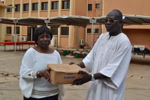 Mme le Représentant de l'OMS au Burkina Dr DIARRA NAMA offrant du savon