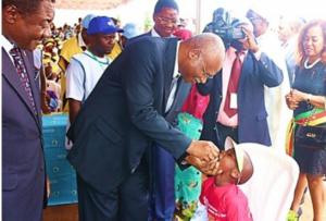 Le Premier Ministre, Chef du Gouvernement du Cameroun Monsieur Philémon Yang vaccine à l’école publique de Mfandena ￼