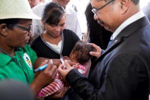 Le SG du Ministère de la Santé Publique administre le vaccin contre la polio