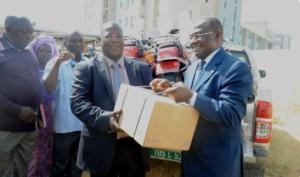 Le Ministre de la santé publique recevant des mains du Représentant de l’OMS un échantillon de médicaments, don de l’OMS