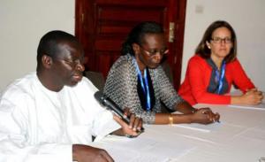 Le Directeur général de la Santé du Sénégal. A sa gauche, le Conseiller régional en Genre, Santé des femmes et Santé des personnes âgées à HPR/AFRO et le Dr Claudia Moreno de OMS/Siège