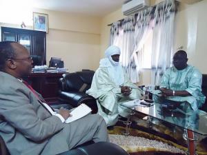 Lors de la visite de courtoisie et de plaidoyer au Ministre de la Santé (en turban), avec à sa droite le Formateur et à sa gauche le Représentant de l’OMS au Niger