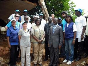 La délégation des NU au quartier Lidjiré, à Garoua : le Coordonnateur Résident des NU a.i le Dr Charlotte Faty Ndiaye (au centre), de gauche à droite Mme Catherine Hamon Sharpe du UNHCR et le Sous-préfet de Garoua 2