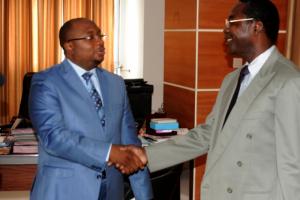 Le Dr Félix KABANGE NUMBI, Ministre de la Santé Publique (à gauche) serrant chaleureusement la main du Dr ALLARANGAR YOKOUIDE, nouveau Représentant de l'OMS en RDC lors de leur première rencontre à l'Hôtel du Gouvernement abritant le Ministère de la Santé Publique à Kinshasa