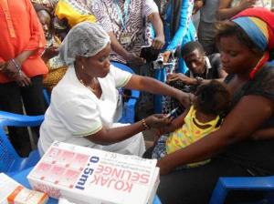 Vaccination symbolique contre la rougeole à Kinshasa par une infirmière lors du lancement officiel de la campagne