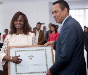 Le Dr Céline Seignon est Officier de l’Ordre National malagasy.