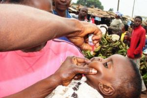 Le bébé d’une commerçante reçoit le vaccin polio-oral