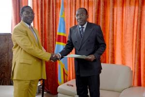 Dr Yokouidé Allarangar, Représentant de l'OMS en RDC serrant chaleureusement la main à M. Raymond Tshibanda N'Tunga Mulongo, Ministre des Affaires étrangères et de la Coopération internationale lors de la remise de ses lettres de cabinet à Kinshasa