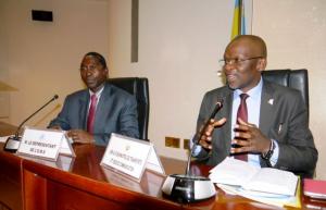 De gauche à droite, le Dr Allarangar Yokouidé, Représentant de l’OMS en RDC, le Vice-Ministre des transports et voies de communication, M. Simplice Ilunga Monga lors des discussions avec les armateurs et tenanciers des ports de Kinshasa