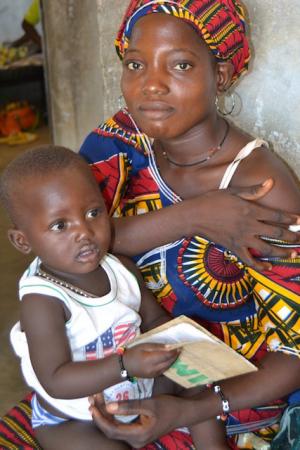Abdoul 15 mois vacciné au RR et sa mère Azara 19 ans vaccinée au VAT 3