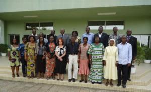 UNE PHOTO DE FAMILLE DES PARTICIPANTS AVEC LES FACILITATEURS LE 12 MARS 2012 A LIRSP-OUIDAH.