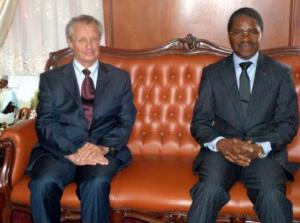 Le Ministre de la Santé Publique à droite sur la photo, et le Coordinateur de la Commission Européenne à Bruxelles en charge des programmes de l'Afrique sub-saharienne et des régions intra-ACP