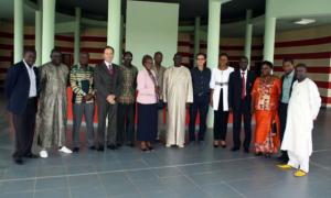 Photo de famille des participants à l’atelier sur le PRLN, avec le Directeur général de la Santé