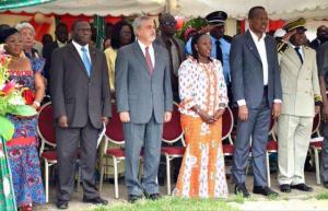 Le Ministre ivoirien de la santé était entouré du Ministre de la jeunesse, des sports et loisirs et du Préfet de la région des Lagunes (à droite) et de l’Ambassadeur des E.U et du Représentant spécial adjoint pour la Côte d’Ivoire du Secrétaire Général des Nations Unies (à gauche)