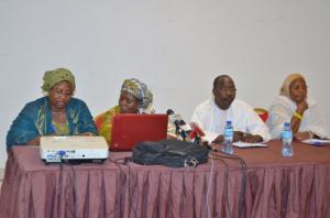 De gauche à droite La Chargée du programme PEV de routine de l’OMS, la Directrice des Immunisations du MSP, le Secrétaire Général Adjoint du MSP et la Représentante du programme PEV de l’Unicef Niger