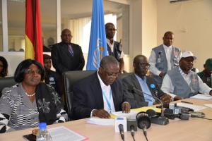 Le Représentant de l'OMS en Guinée (au centre) avec à sa droite Mme le Chef de Cabinet du Ministère de la santé