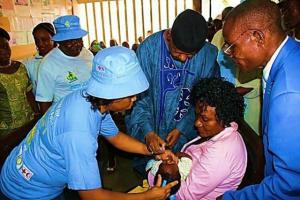 A l’Hôpital de District de Kribi, Le Ministre Secrétaire d’Etat en charge de la lutte contre les Epidémies et les Pandémies, Monsieur Halim Hayatou administre le VPO à un bébé de trois semaines