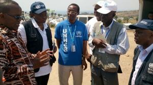 Les agents de la Croix-Rouge procédant au déchargement des médicaments au Centre Hospitalier CROIX-ROUGE de Kilomoni d'Uvira destinés à la prise en charge médicale des réfugiés burundais nouvellement arrivés & aux communautés hôtes de cette partie du Sud Kivu