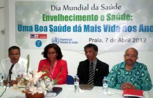 Da esquerda para a direita: o Presidente do CNDS, a Ministra Adjunta e da Saúde, o Representante da OMS e o Director Nacional da Saúde