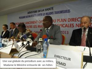 Une vue partielle du présidium. A l’extrême droite, le Prof. A. MASSOUGBODJI, à sa gauche, le Dr V. GOYITO (SG/MS) au milieu, le Pr Y. GAMATIE (Rep/OMS) et à droite, le Dr Abraham MNZAVA (OMS/Genève)