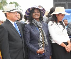 De gauche à droite : Le Premier Ministre et Ministre de la Santé Publique – Dr Roger Kolo, la Représentante de l’OMS Madagascar- Dr Céline Seignon, la Première Dame – Madame Voahangy Rajaonarimampianina.