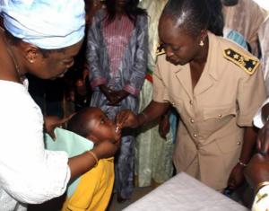 Le Gouverneur de la Région de Dakar administre la vitamine A à un pensionnaire de la Case des Tout-Petits